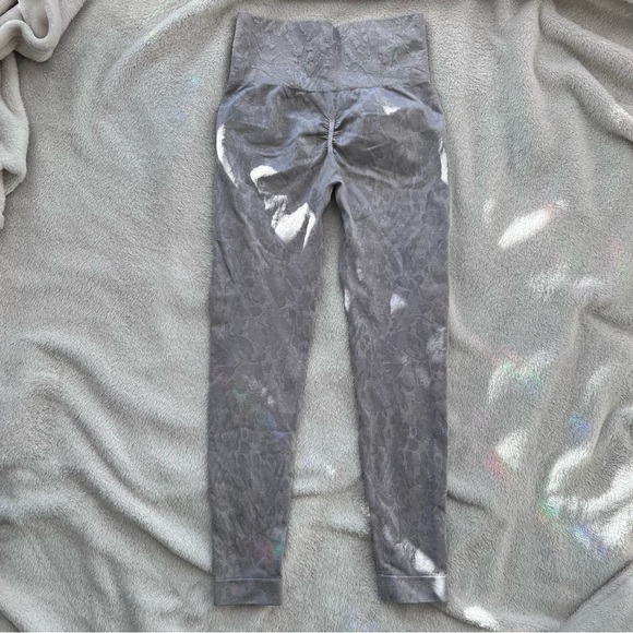 GYMSHARK Adapt Animal Seamless Sports Bra and Leggings – Butterfly Grey - Picture 6 of 9